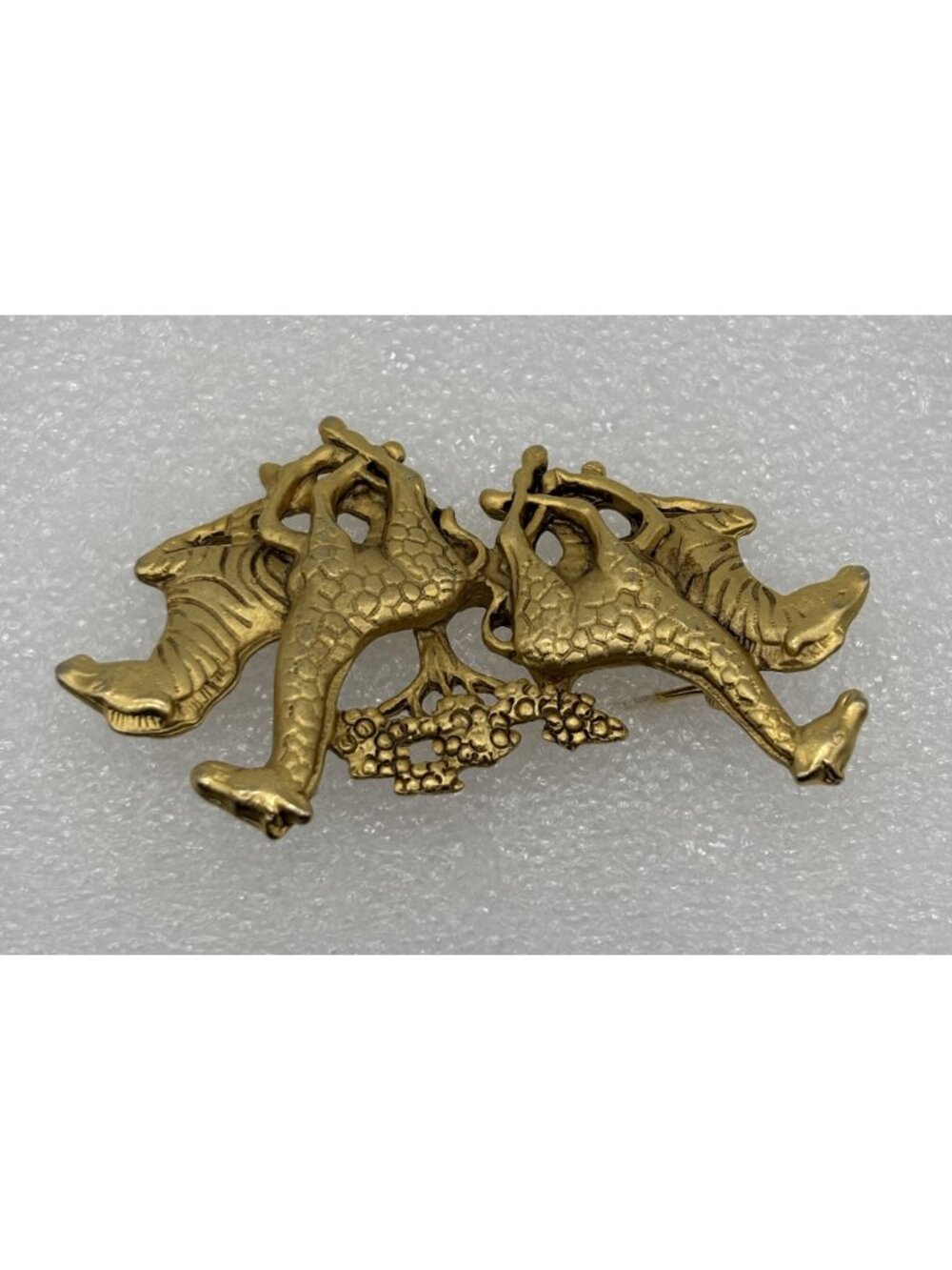 Vintage AJC Safari Stampede Brooch Pin 1970s or 80s Gold Tone Dimensional Signed - Picture 4 of 16